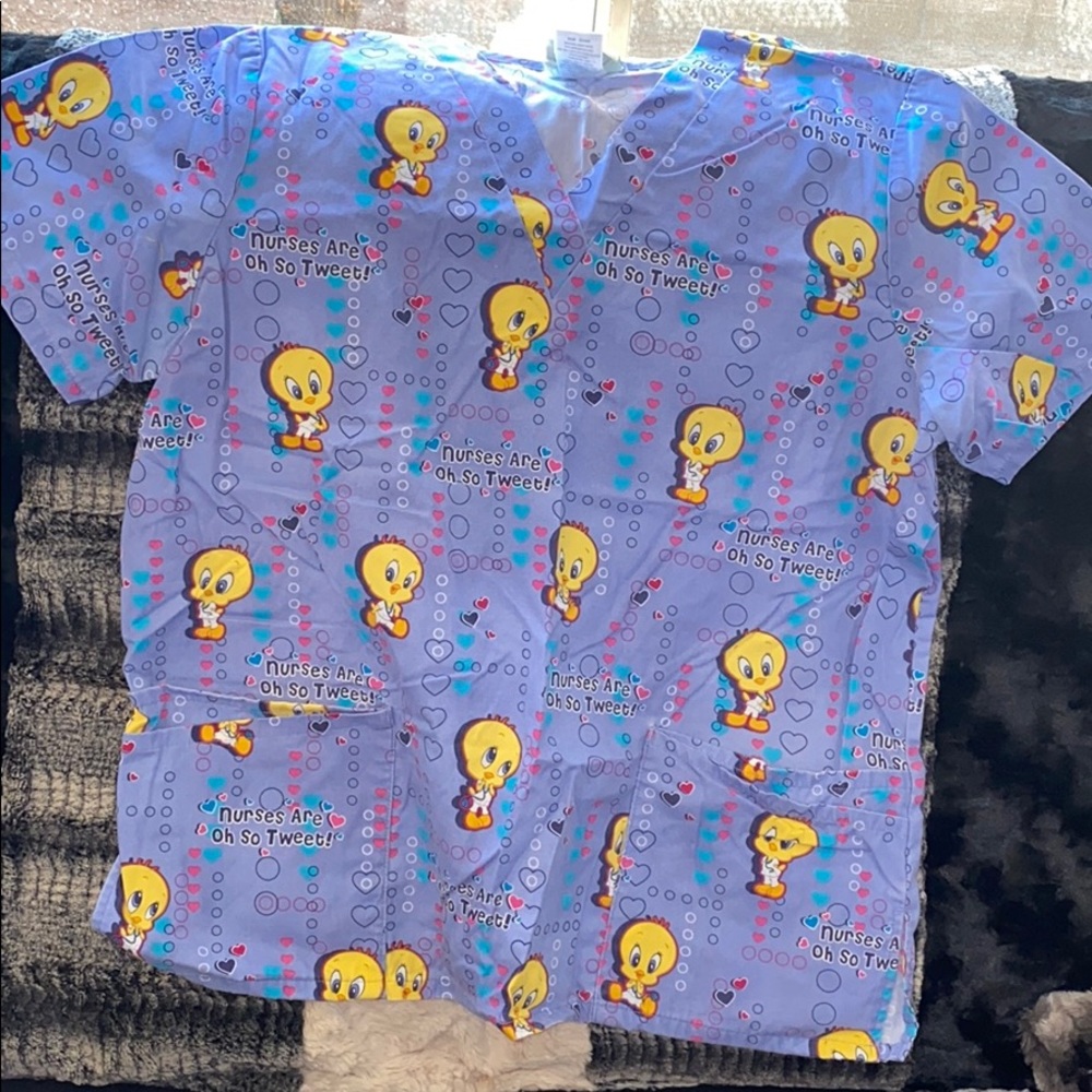 Tweety bird scrub top - Picture 1 of 4
